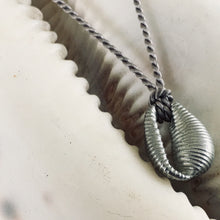 Load image into Gallery viewer, COWRIE pendant
