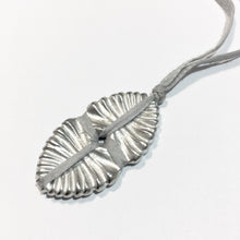 Load image into Gallery viewer, SCALLOP CROSS pendant